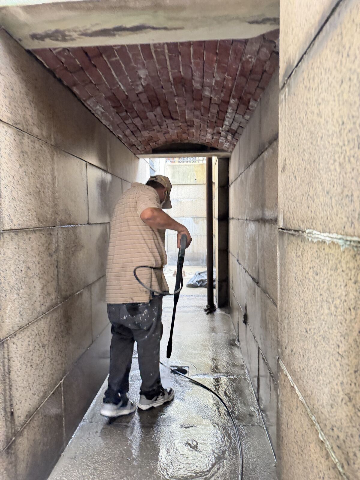 Washing limestone under controlled pressure